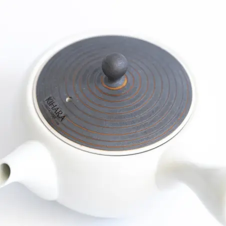 Kihara: Théière blanche avec manche / Kyusu  + couvercle gris avec lignes brunes 3dl