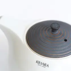 Kihara:Théière blanche avec anse + couvercle gris avec lignes brunes 7dl 2